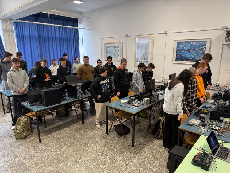 Mesterséges Intelligencia és hardver-párbaj: Digitális Témahét az Övegesben